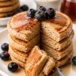 Leckere Hafermehl-Pfannkuchen auf einem Teller serviert