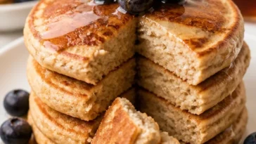 Leckere Hafermehl-Pfannkuchen auf einem Teller serviert