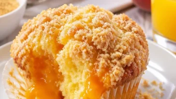 Hausgemachte Pfirsich-Cobbler-Muffins frisch aus dem Ofen