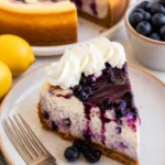 Hausgemachter Blaubeerkäsekuchen mit frischen Blaubeeren auf einem Teller