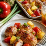 Hawaiian Chicken Blechgericht mit Ananas und Gemüse im Ofen zubereitet.