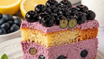 Delectable Heidelbeertorte mit frischen Heidelbeeren und Sahne