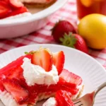 Leckerer Jello-Brezel-Salat auf einem Teller, dekoriert für das Festessen.