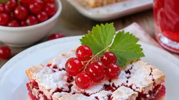 Johannisbeerkuchen mit Baiser auf einem Teller angerichtet