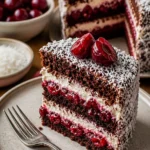 Leckeres Kirsch Lamington Sandwich Kuchen mit Sahne und Schokolade