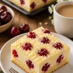 Köstlicher Kirsch-Quarkkuchen mit Vanillepudding auf einem Teller serviert.