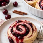 Leckere Kirsch-Zimt-Schnecken mit selbstgemachter Füllung aus Kirschen und Zimt