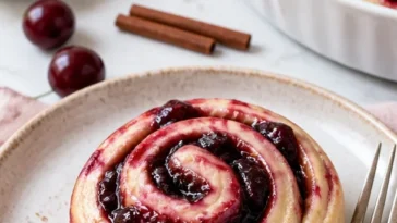 Leckere Kirsch-Zimt-Schnecken mit selbstgemachter Füllung aus Kirschen und Zimt