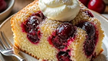 Saftiger Kirschkuchen mit Buttermilch auf einem Teller serviert