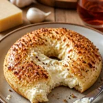 Köstliche Knoblauch-Parmesan-Bagels mit frischem Hüttenkäse und Kräutern