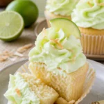 Kokos-Limetten-Cupcakes auf einem Tisch dekoriert mit Limettenscheiben