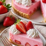 Erdbeer-Cream-Cheese-Jello-Pie auf einem Tisch serviert mit frischen Erdbeeren
