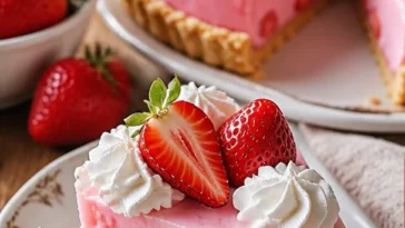 Erdbeer-Cream-Cheese-Jello-Pie auf einem Tisch serviert mit frischen Erdbeeren