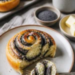 Leckere Mohnschnecken und Mohnbrötchen auf einem rustikalen Tisch serviert.