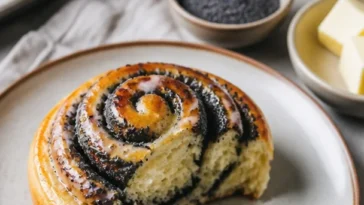 Leckere Mohnschnecken und Mohnbrötchen auf einem rustikalen Tisch serviert.