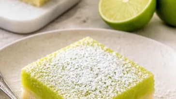 Limettenriegel mit frischer Limettenfüllung auf einem weißen Teller