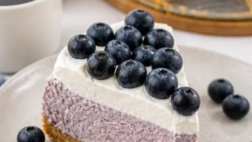 No Bake Blaubeerkäsekuchen mit frischen Blaubeeren und cremigem Käsebelag