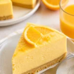 Frisch gepresster Orangensaft in einem Glas mit frischen Orangen
