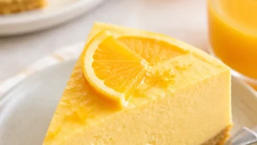 Frisch gepresster Orangensaft in einem Glas mit frischen Orangen