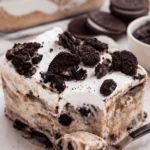 Oreo-Eiscremekuchen mit Oreo-Keksen und schokoladigem Eis