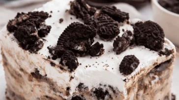 Oreo-Eiscremekuchen mit Oreo-Keksen und schokoladigem Eis