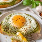 Pesto-Eier auf Avocado-Toast, ein köstliches TikTok-Rezept