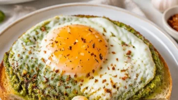 Pesto-Eier auf Avocado-Toast, ein köstliches TikTok-Rezept