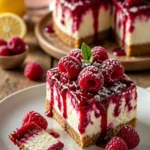 Rosa Samt Himbeerkäsekuchen mit frischen Himbeeren und cremiger Käsekuchenfüllung