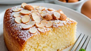 Saftiger Buttermilchkuchen mit Mandeln auf einem Teller
