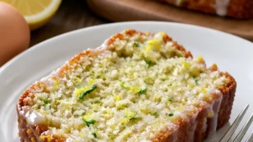 Saftiges Zitronen-Zucchini-Brot auf einem Holzbrett präsentiert