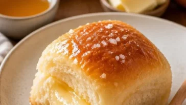 Salzige Honigbutter Parker House Brötchen frisch aus dem Ofen