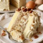 Schneebedeckte Bayerische Genuss-Torte, ein himmlisches Dessert aus Bayern
