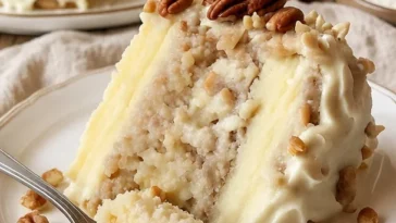 Schneebedeckte Bayerische Genuss-Torte, ein himmlisches Dessert aus Bayern