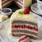 Schneewittchen Torte mit Schokolade, Kirschen und Sahne auf einem Tortenteller