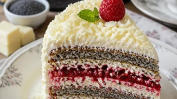 Schneewittchen Torte mit Schokolade, Kirschen und Sahne auf einem Tortenteller