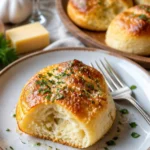 Knoblauchknoten aus Sauerteig-Discard frisch gebacken