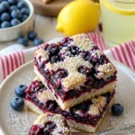 Schneller Beeren-Schoko-Kuchen mit frischen Beeren und Schokoladenglasur