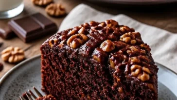 Schokoladenkuchen Nuss mit Nüssen und Schokolade, köstlicher Dessert.