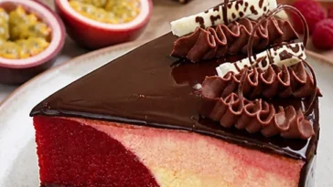 Schokoladentorte mit glänzender Glasur, perfekt für Feiern und besondere Anlässe.