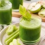 Glas Sellerie-Apfel-Saft auf Holzoberfläche, gesundes Getränk