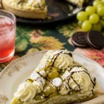 Stachelbeer-Sahnereis-Torte mit Oreos auf einem Teller präsentiert