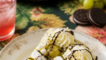 Stachelbeer-Sahnereis-Torte mit Oreos auf einem Teller präsentiert