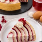 Vanille-Cranberry-Verschenkuchen dekoriert mit frischen Cranberries und Vanille