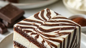Zebra Semifreddo mit Schichten aus Schokolade und Vanille, serviert im Dessertglas.