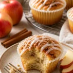 Zimtschnecken Muffins mit Apfel, frisch gebacken und lecker angerichtet.