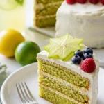 Zitronen-Limetten-Flaggenkuchen auf einem schön dekorierten Teller