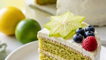 Zitronen-Limetten-Flaggenkuchen auf einem schön dekorierten Teller