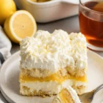 Ein köstliches Zitronen-Tiramisu mit frischen Zitronen und Sahne.