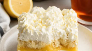 Ein köstliches Zitronen-Tiramisu mit frischen Zitronen und Sahne.