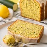 Zucchini-Brot mit Zitrone und Mohn auf einem rustikalen Holzbrett